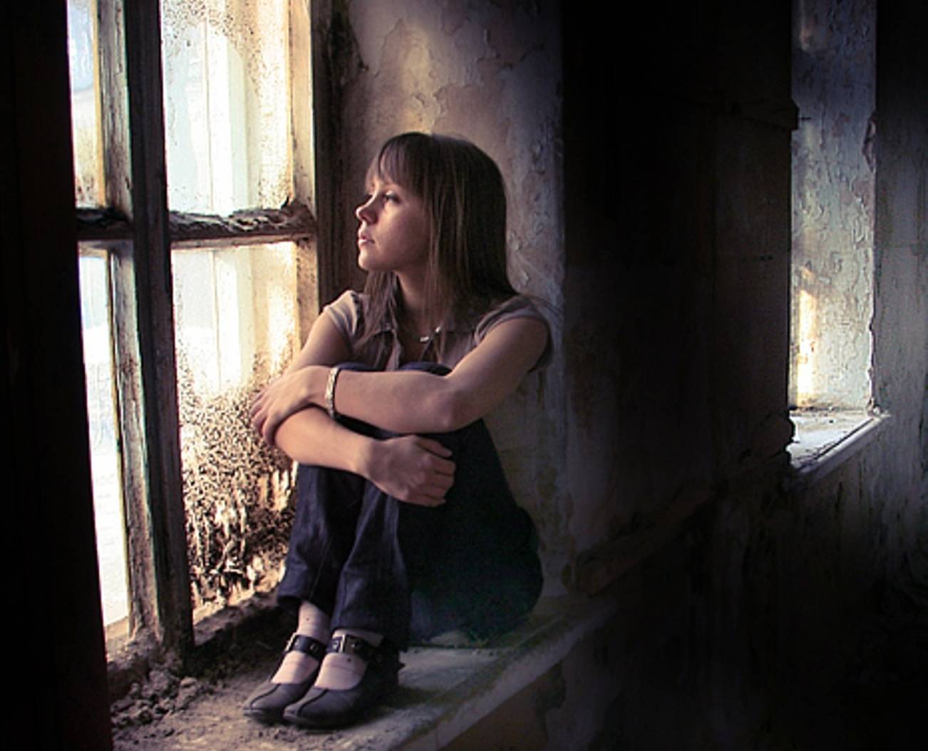 Снова одинока я сижу поет девушка. Девочка у окна. Девушка грустит. Грустная девушка. Сидит у окна.